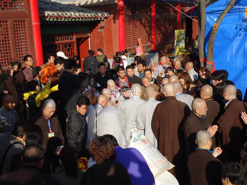 汉白玉佛塔装藏现场 